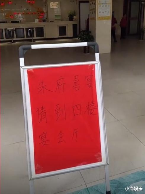 大衣哥当爷爷,办喜宴现场曝光,怀抱孙子喜笑颜开,小伟洗脱委屈