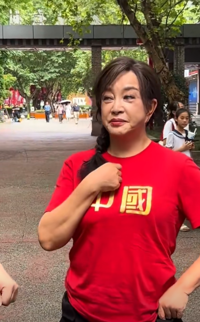 刘晓庆晒74岁生日照，脸蛋光滑如少女，网友：她的耳朵怎么那么长
