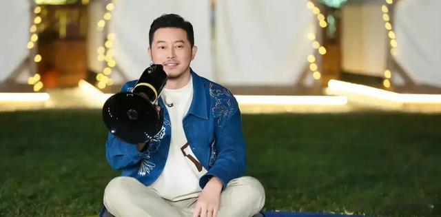 沙溢晒《奔跑吧》花絮照肌肉明显，网友喊话李晨出来对比一下