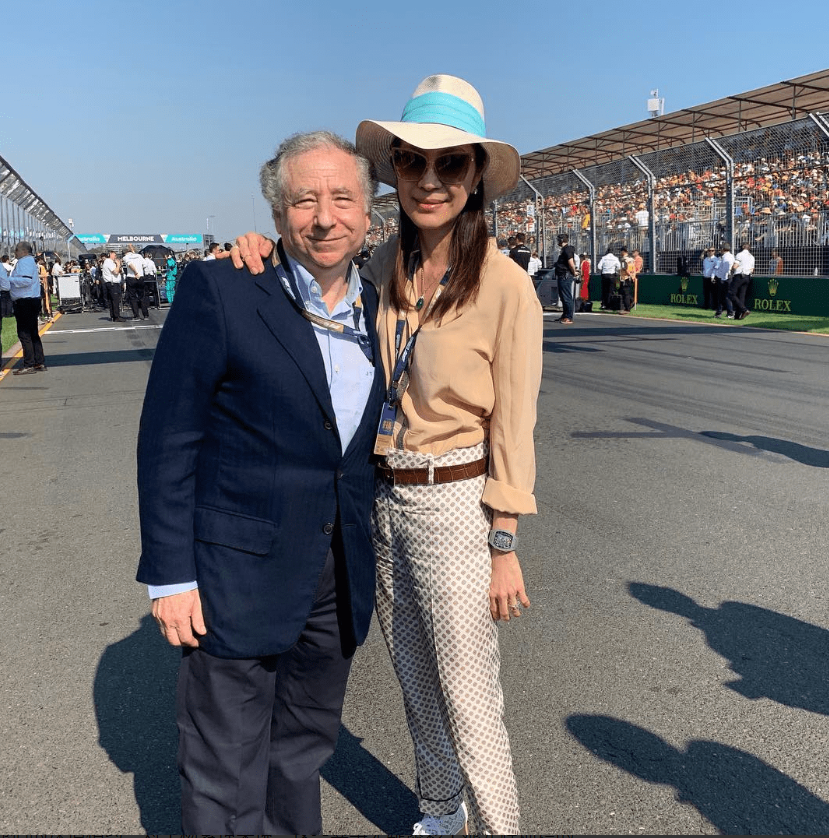 62岁杨紫琼出席开幕式!穿橘色西服美得风采照人,富豪老公也在场