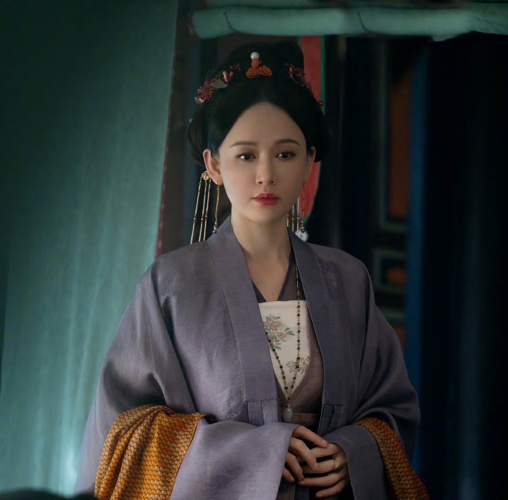 看了45岁陈乔恩演恶毒后妈，我发现：中年女人反油腻比扮嫩更显气质