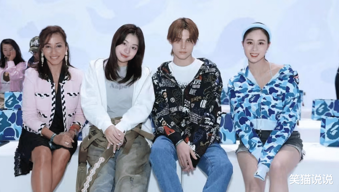 何超欣晒合照：与刘秀桦沈月同框合照，和邱淑贞利路修合影很开心