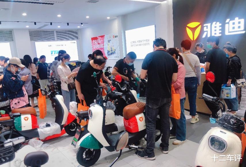 一辆3000元电动车，出厂价多少？销售每卖出一辆，能赚多少钱？