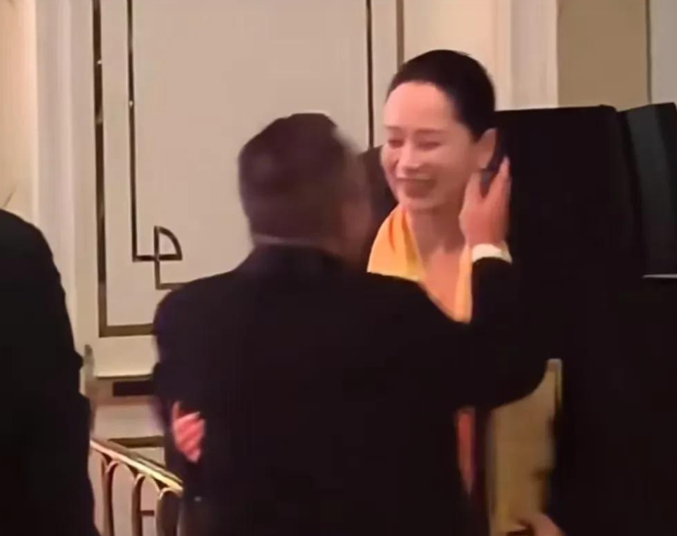 40岁女星朱珠陪大佬喝酒,一把年纪风韵犹存,不愧是网友的白月光