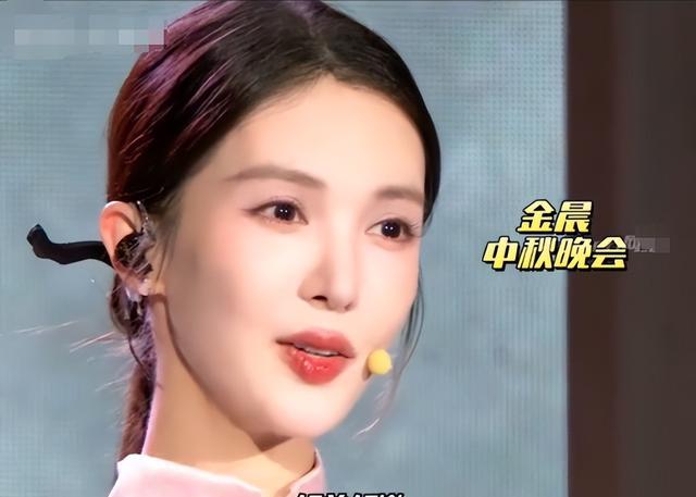 中秋晚会：关晓彤大长腿惊艳，金晨舞色双绝，都不及少女感的唐嫣