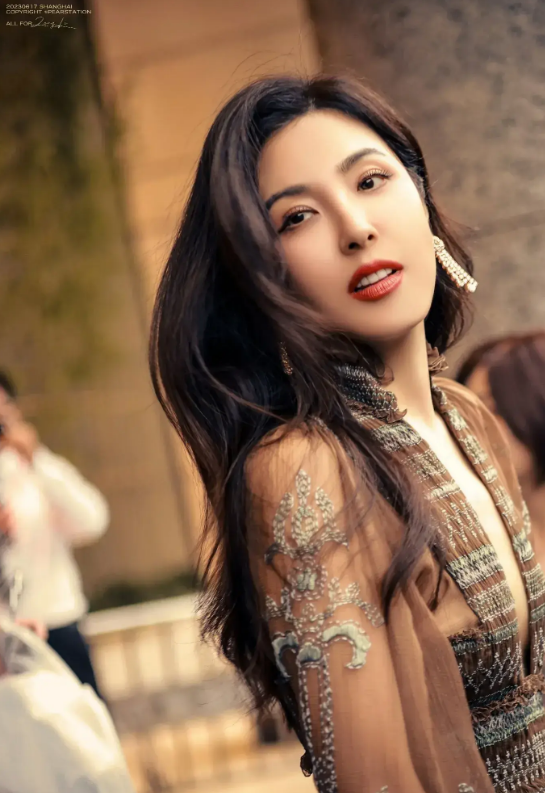 曾黎逆龄风采引热议:极品身材优雅,网友热议:中年魅力晚节不保