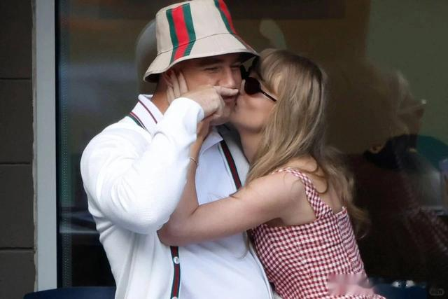 Taylor swift 和男朋友观看美网男单决赛,观众席变成了狗粮席