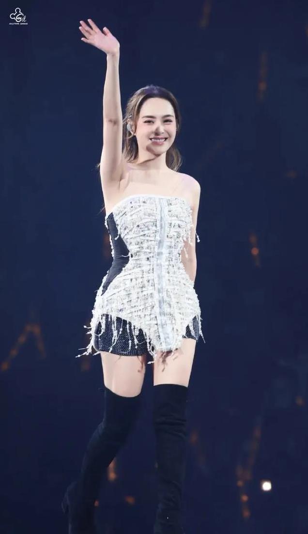 钟欣潼过膝长靴玉照大赏来了，网友：现在的阿娇已经没有神秘感了