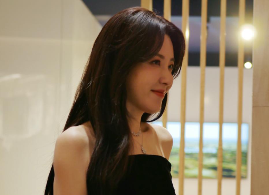 美人曾黎现状：在机场拎颗白菜相当接地气，48岁未婚活成人间清醒