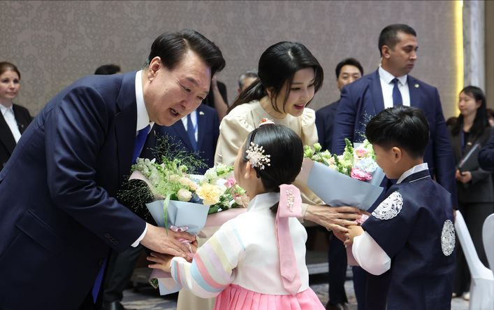 韩国第一夫人美到乌兹别克斯坦了!穿纱裙把人美到,嫩成小仙女了