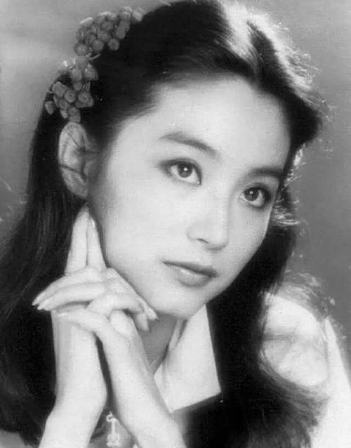 林青霞:为丑老公生下两个女儿后,他把13岁的私生子带回家