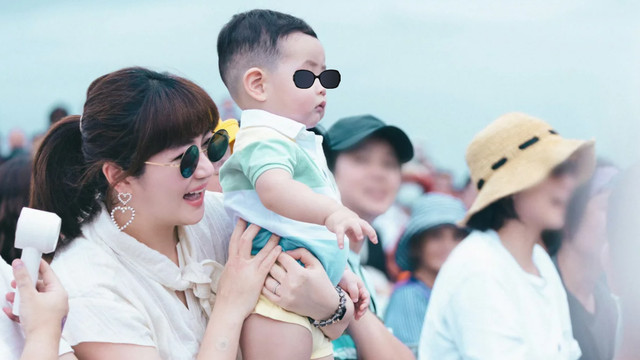 任家萱与男友带娃被拍，腰果穿polo衫挺着小肚子像个小老板，萌翻