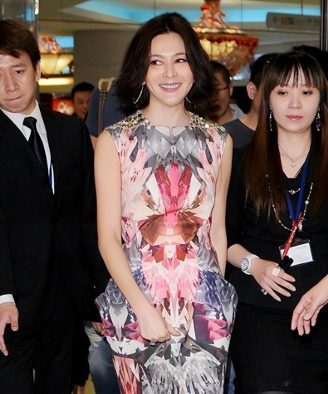 曝关之琳猛料！与香港富商同游敦煌，手摸大腿合影，对方老婆晒照