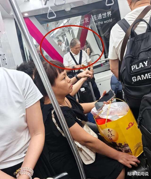 78岁霍震霆逛地摊市场!打扮朴素没保镖,网友曝其家族平淡日常