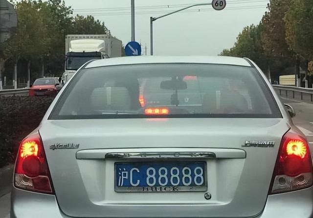 中国车牌有两个字母是禁止使用的！很多人不明白，原因其实很简单