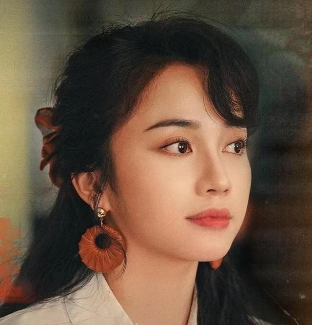 看到张艺谋的新女主角，再看王家卫的李宛妲，有对比才有差距