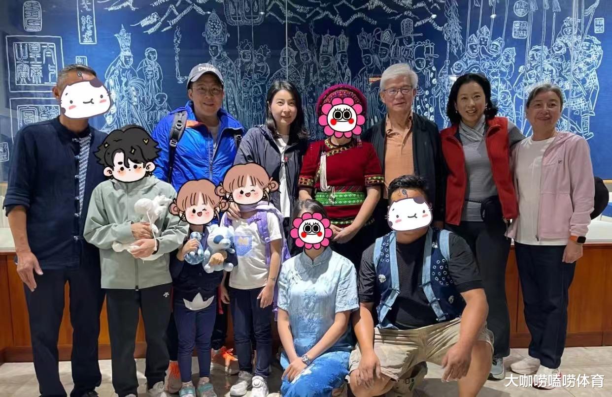 郭晶晶一家8口出游,港姐婆婆罕见现身,朱玲玲搂郭妈合影像2代人
