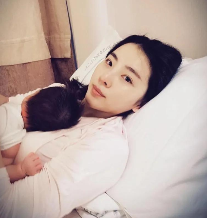 离婚|“央视才女”李思思九次上春晚与初恋结婚生2胎，这才是人生赢家