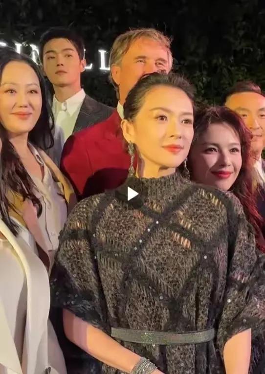 章子怡亮相上海大秀美的太突出 ！侧脸秒杀，像霸气女王高贵冷艳