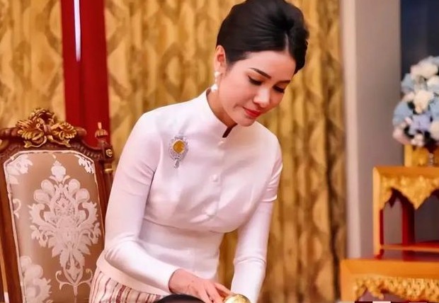 诗妮娜终于得到粉色勋章，虽隐身荣誉一样不落，深得泰王悉心呵护