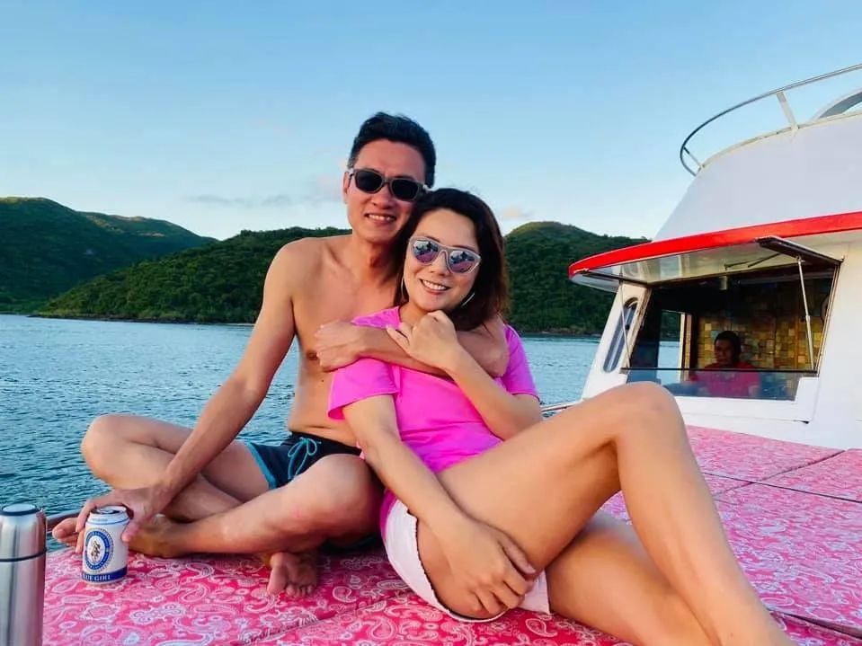 49岁前港姐退圈出嫁「南丫岛王子」，打排卵针高龄连生两女。