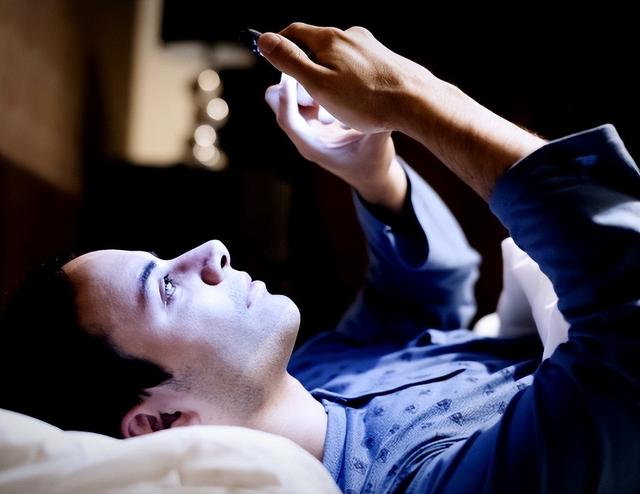 总喜欢在睡前关灯玩手机的人,要不了多久,就会“落下”5个毛病