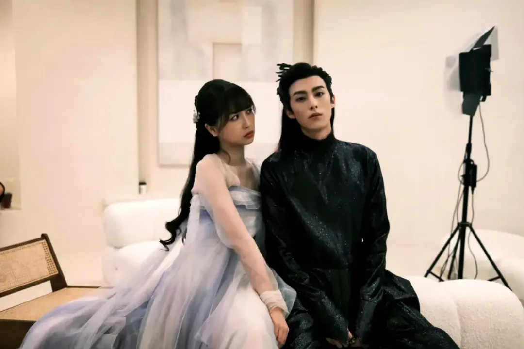 棣欣引力be了?王鹤棣与田曦薇牵手、赵露思合影,虞书欣毫无交流