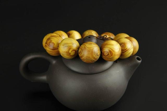 黄杨木手串如何焕发魅力?盘玩技巧与文化传承揭秘!