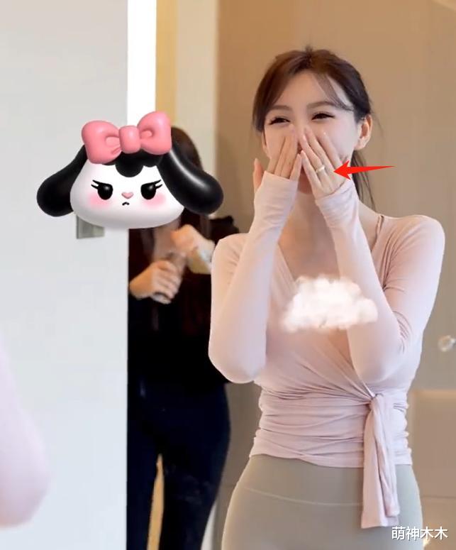 杨颖庆生显落寞，闺蜜杨幂祝福罕见缺席，黄晓明女友同一天秀钻戒