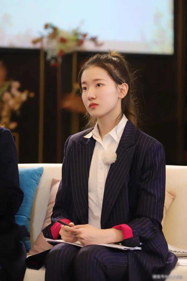 25岁孟羽童被辞退后！仍以500强董事长秘书自居，引起网友的