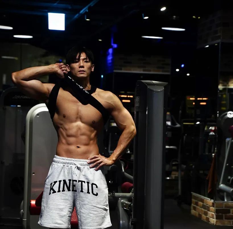 卖鱼小哥，神似许光汉，一身腱子肉堪比模特