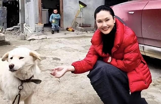 57岁于文华现状,住在农村自建房,裙子拖地喂土狗,曾遭前夫背叛