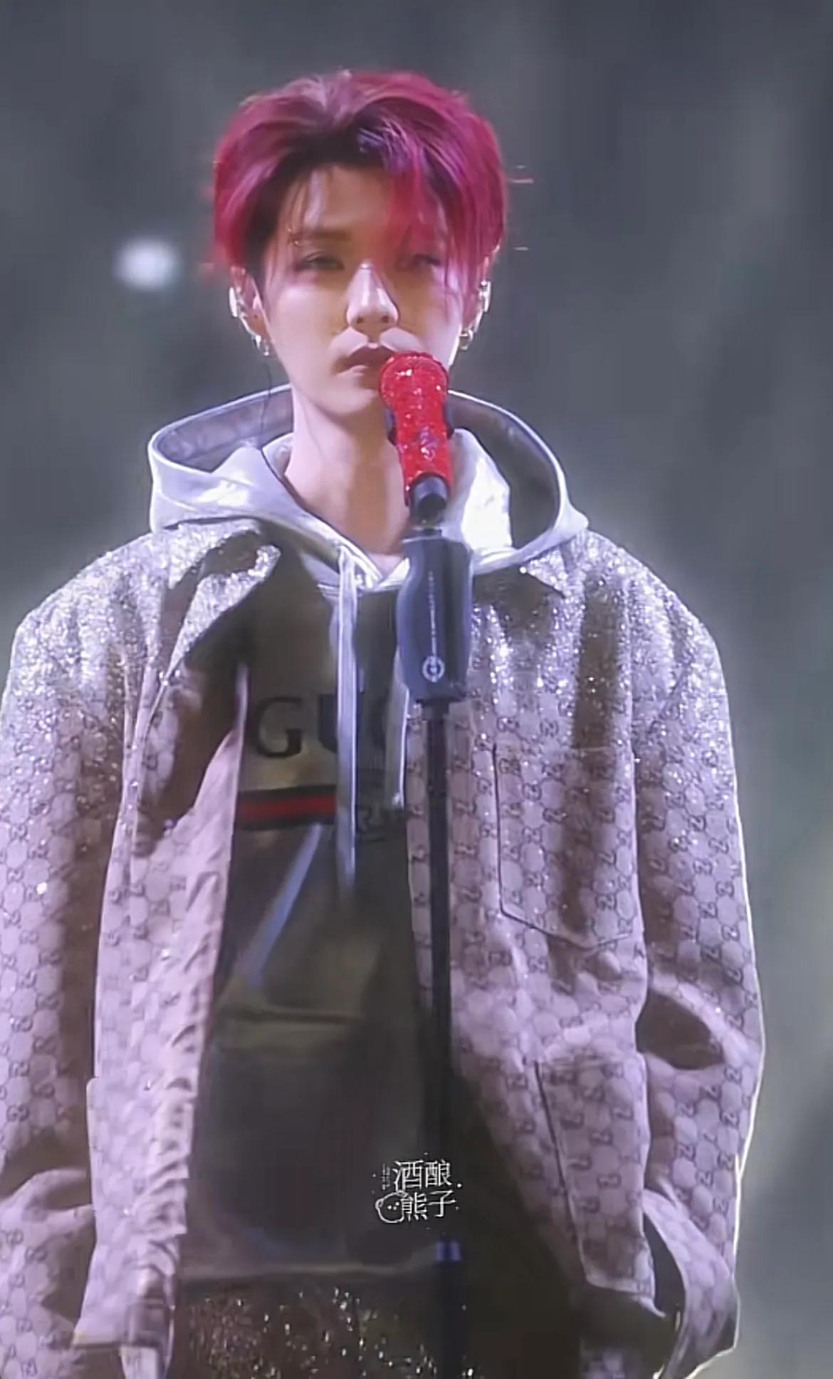 天呐鹿晗瘦了这么多,一夜帅回20岁,像漫画出来的,关晓彤有福了