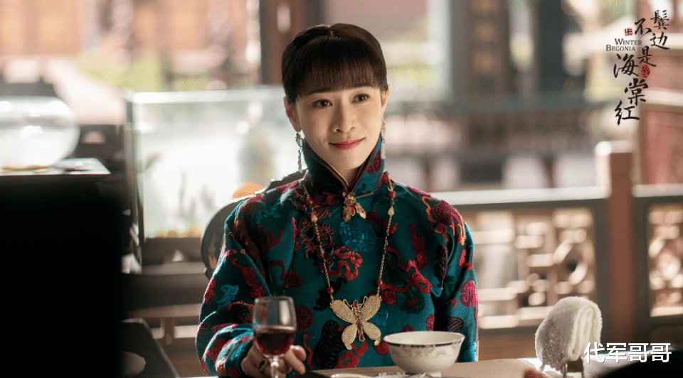 45岁的佘诗曼,终于为自己的“不婚不育”付出了代价