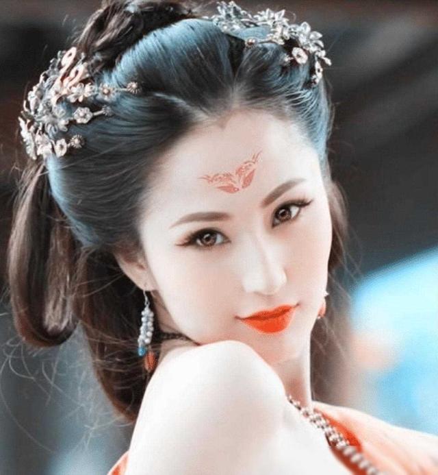 她家世显赫,却因失恋去拍三级片,如今34岁身价过亿,却依旧单