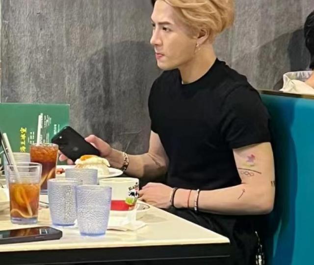 王嘉尔生图有多绝?浓眉大眼皮肤白皙,侧颜状态下实在是太养眼