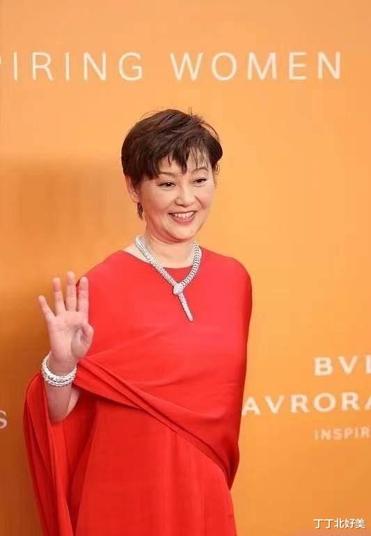 徐帆终于不低调，穿红色连衣裙配短发高级明艳，穿出无尽高级感