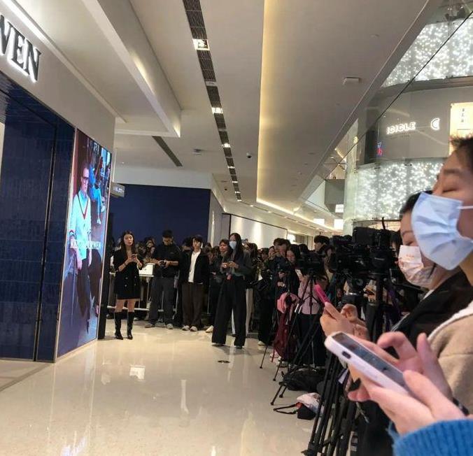 陈都灵深圳活动生图，一身英伦风又瘦又美，不愧是校花出身