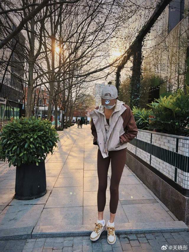 关晓彤忙里偷闲晒美照引热议，裤子长短引争议，网友：难看不协调