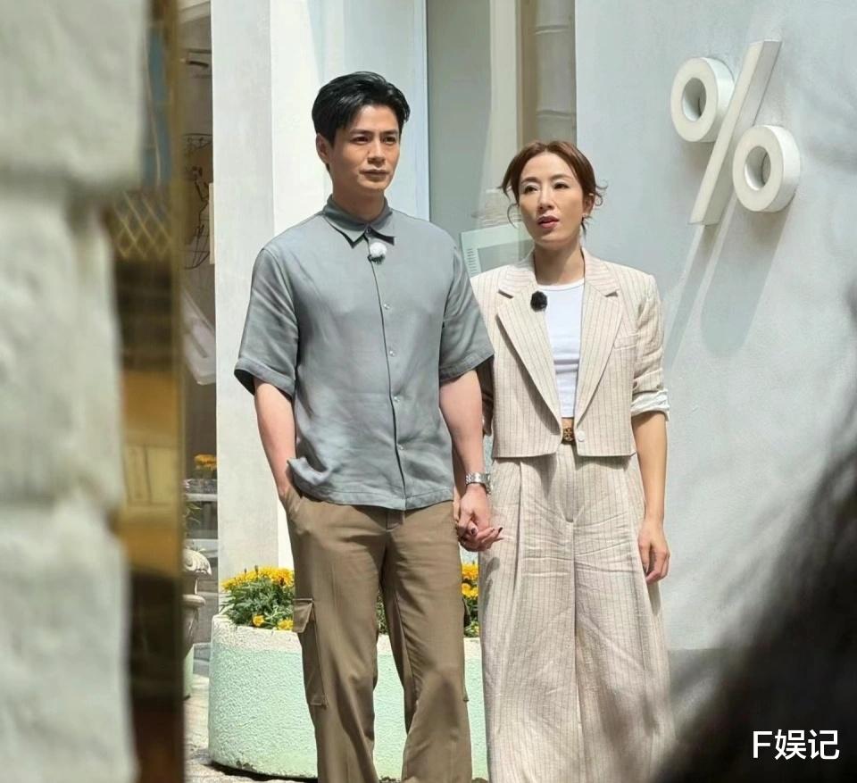 杨怡带女儿回乡下摘桑葚亲近大自然 罗仲谦留言被指求生欲满满