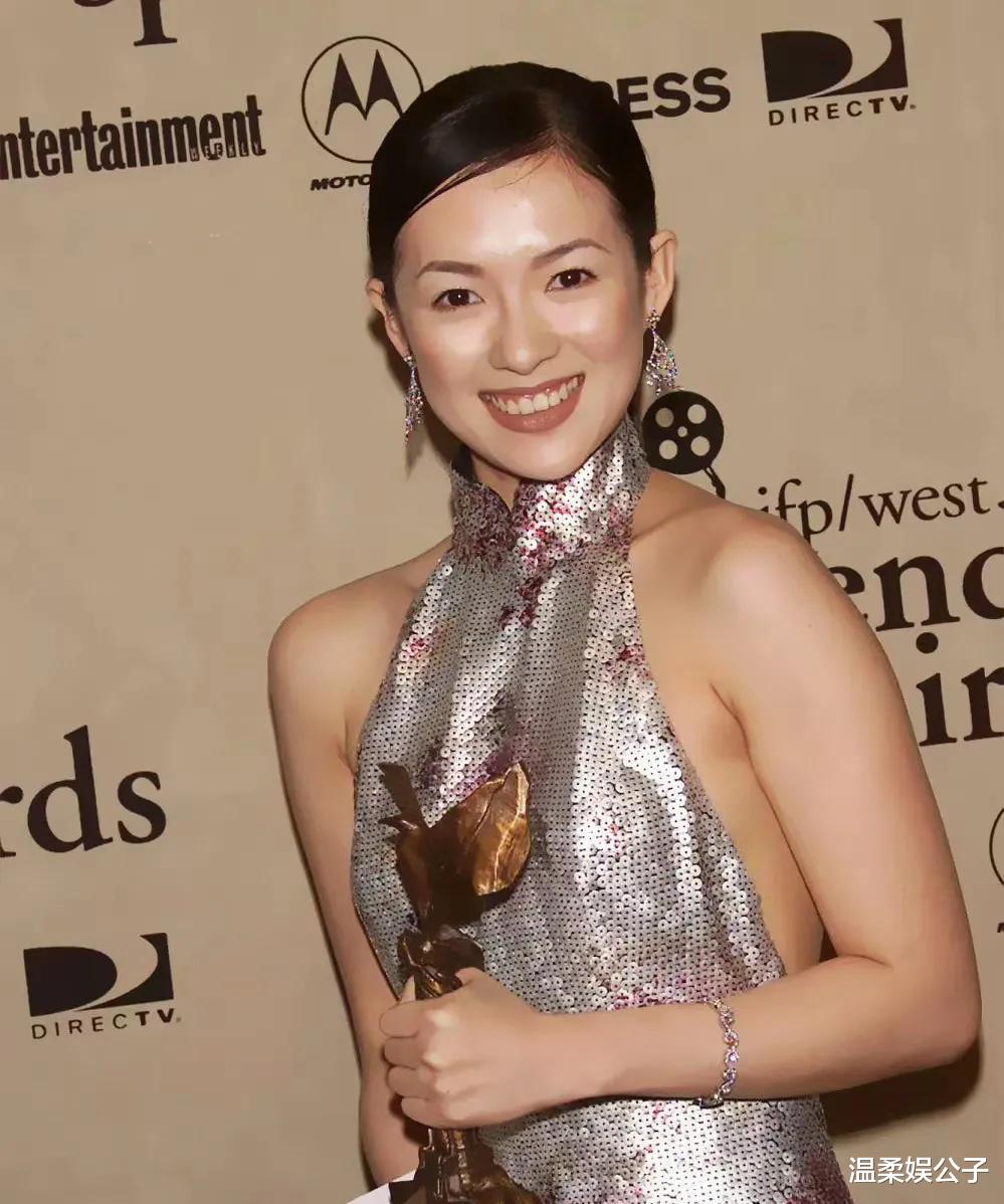 章子怡第一次上春晚,工作人员被其美貌“惊到了”,她当年有多火