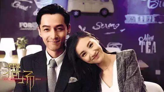 《胡歌与娇妻的甜蜜瞬间:影棚中的深情陪伴》