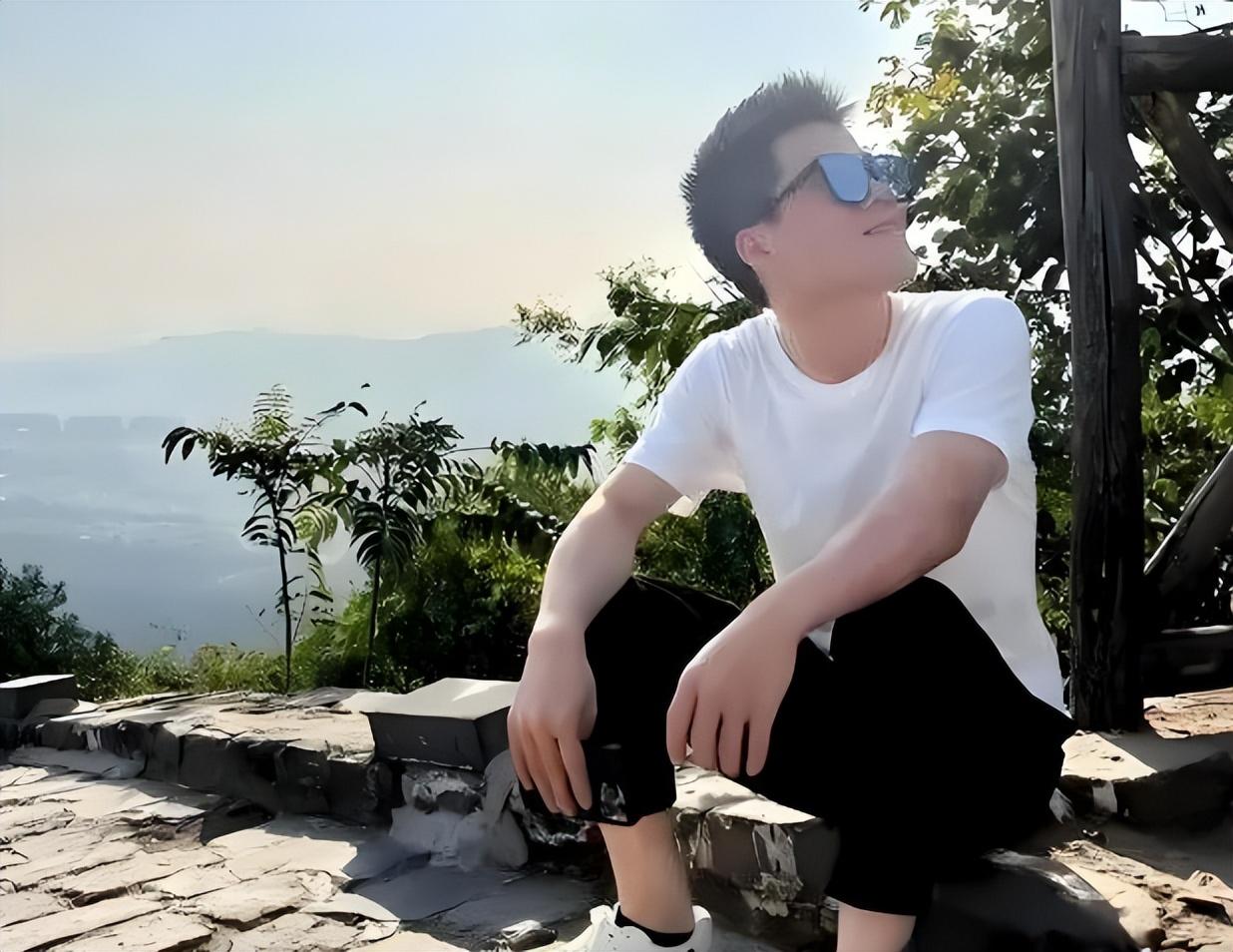 董宇辉首次连续3天掉粉! 网友称人设崩塌，背刺老余，北京买豪宅