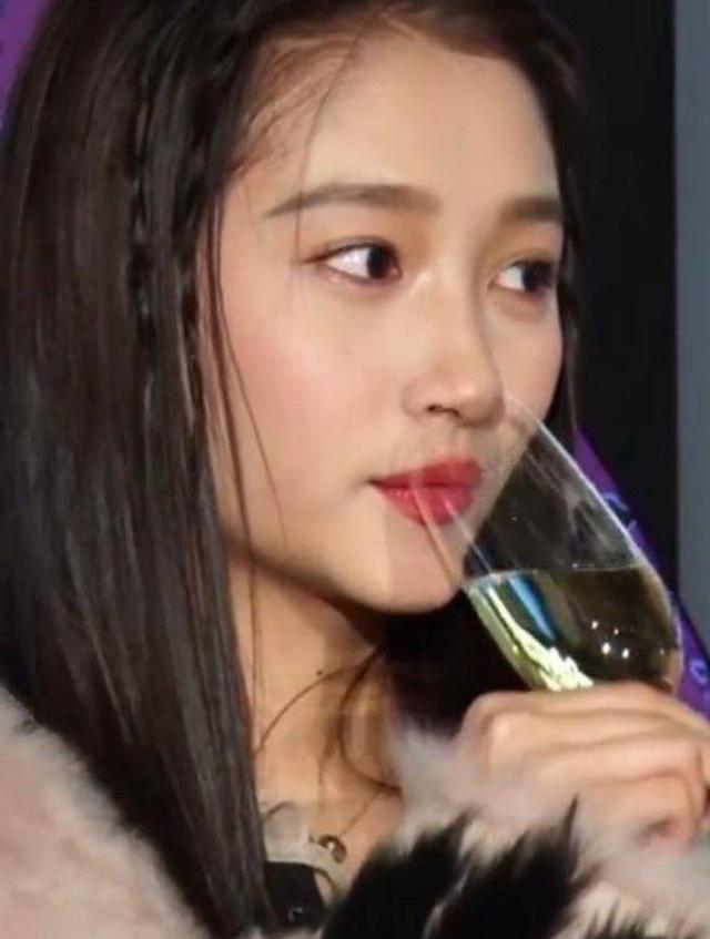 外表是仙女,私下里却是“老酒鬼”的12位女明星,蔡依林出人意料