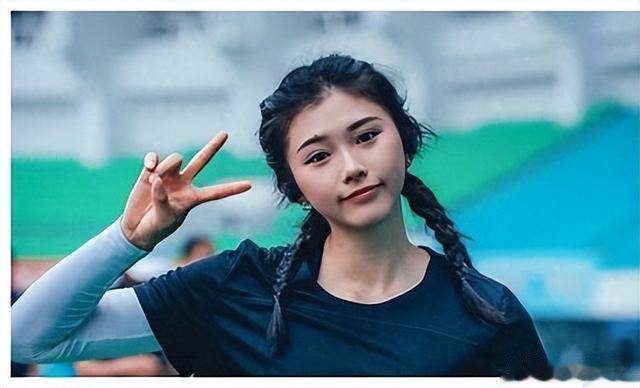 吴艳妮晒出表彰大会上自己的美照,扎着马尾化了精致的妆,太美了