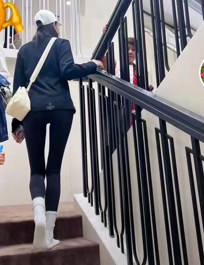 偶遇奚梦瑶遛娃,母女手牵手同框温馨有爱,2岁Romee身高优越