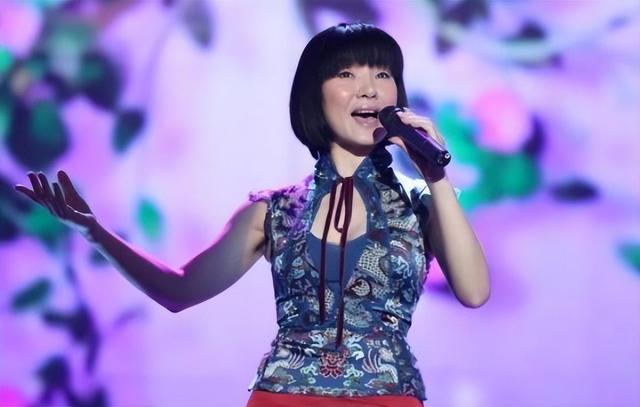 从意气风发到瘫坐轮椅，被老公气进医院离婚的陈红，如今怎样？