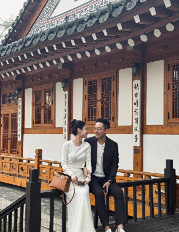 汪小菲晒未婚妻高清照!现任穿白裙挎15万包,韩国街头吃煎饼美翻