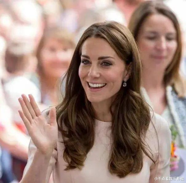 凯特复出后,卡米拉的眼神耐人寻味,细细想来全都是算计