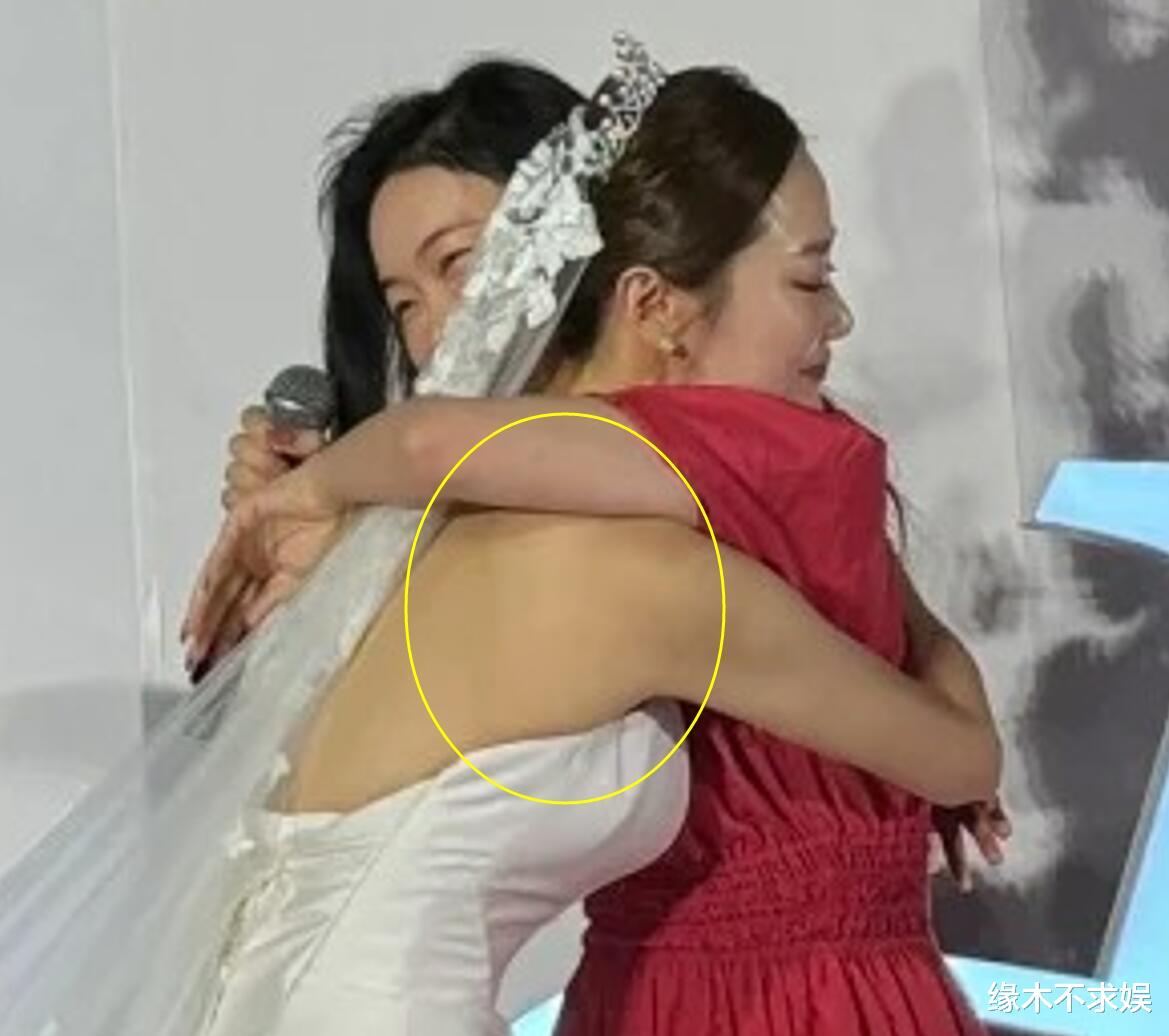 霍思燕夫妇参加朋友婚礼，穿深V红裙抢尽风头，杜江过于潦草了！